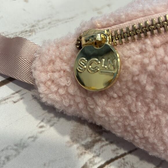 Stoney Clover Lane Sherpa Cozy Rose Fanny Pack with Blanc Glitter Heart - Picture 4 of 13